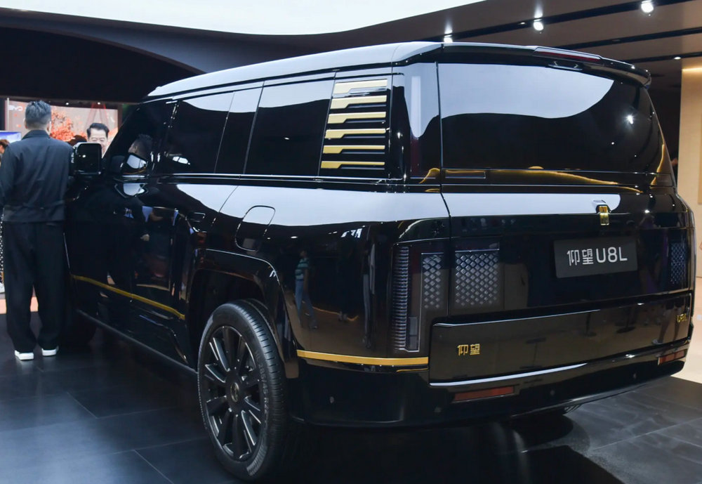 BYD Yangwang U8L golden energy bar