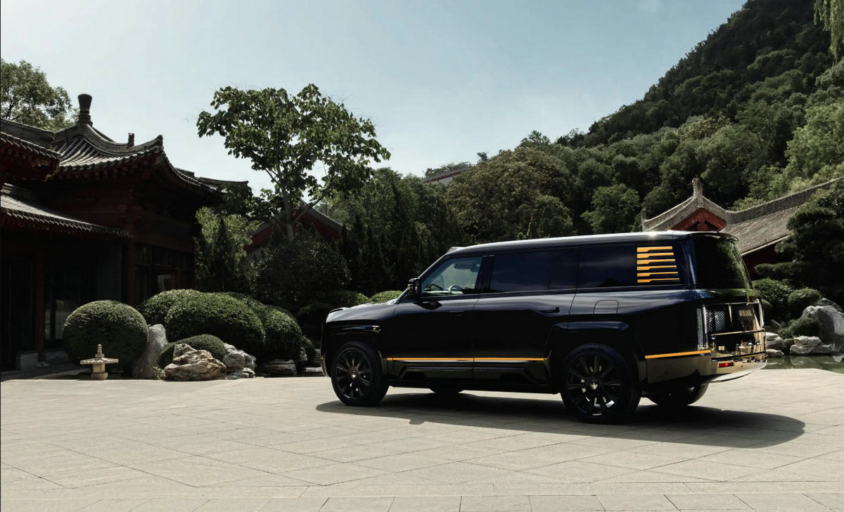 BYD Yangwang U8L Black and Gold - Side View