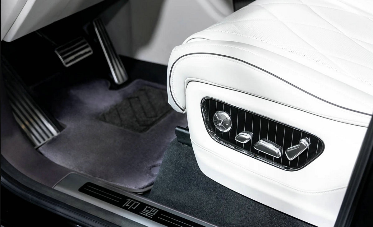 BYD Yangwang U8L Power Seat Adjustment