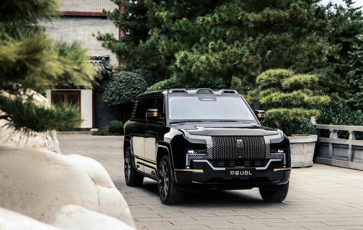 BYD Yangwang U8L Black with Gold Accents - Front Approaching View