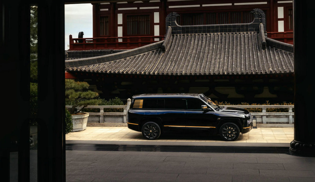 BYD Yangwang U8L Black with Gold Accents - Side View in Motion