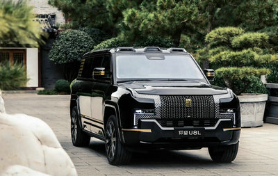 BYD Yangwang U8L Black with Gold Accents - Photo Collection