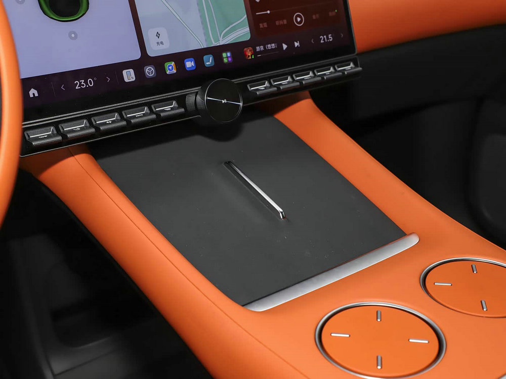 Xiaomi YU7 Center Console & Dashboard:Charging area