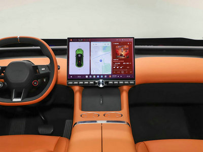 Xiaomi YU7 Center Console & Dashboard: Orange Interior Photo Focus