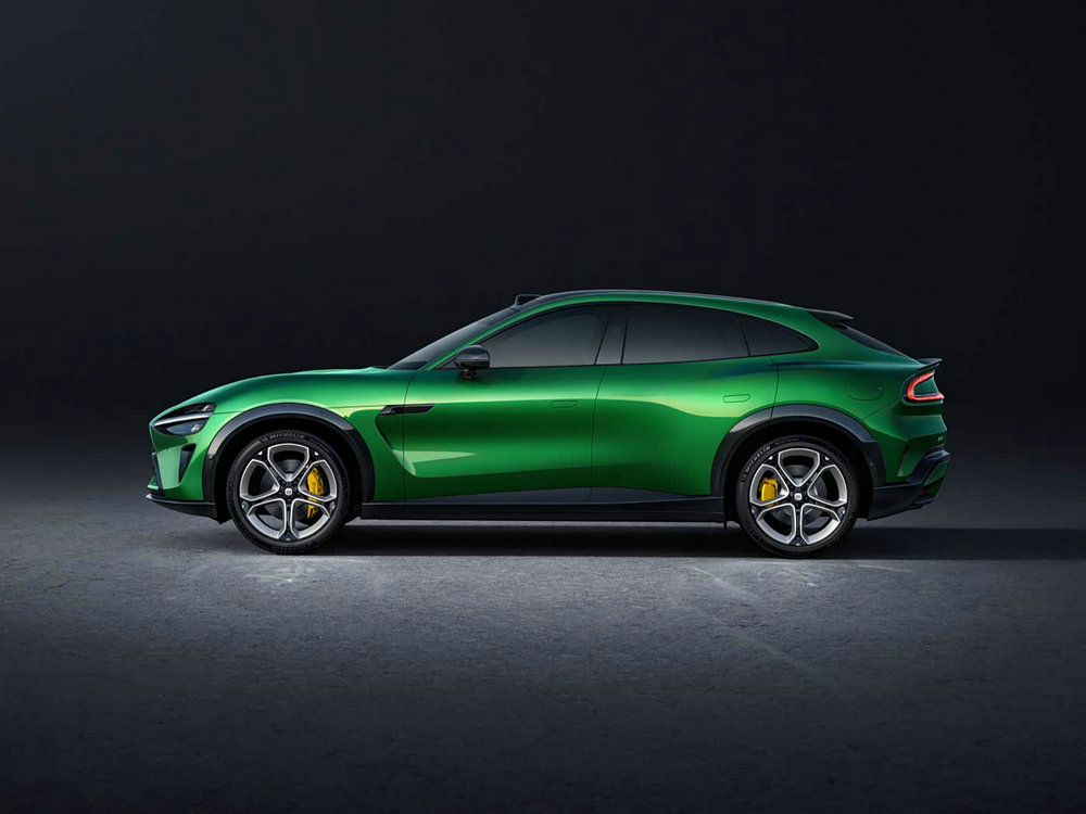 Xiaomi YU7 2025 model, gemstone green, side view