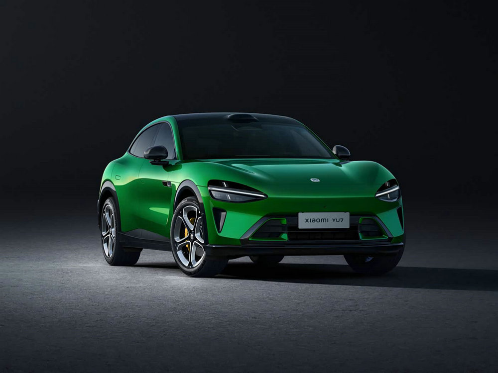 Xiaomi YU7 2025 model, gemstone green, front and side view