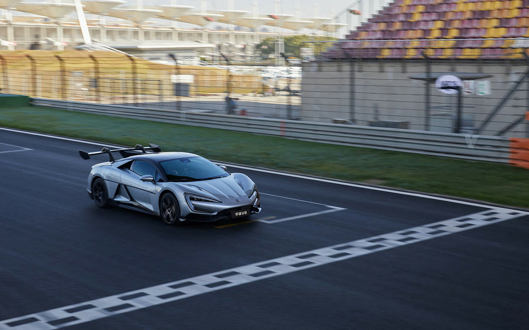 Yangwang U9 in Motion: Dynamic Photo