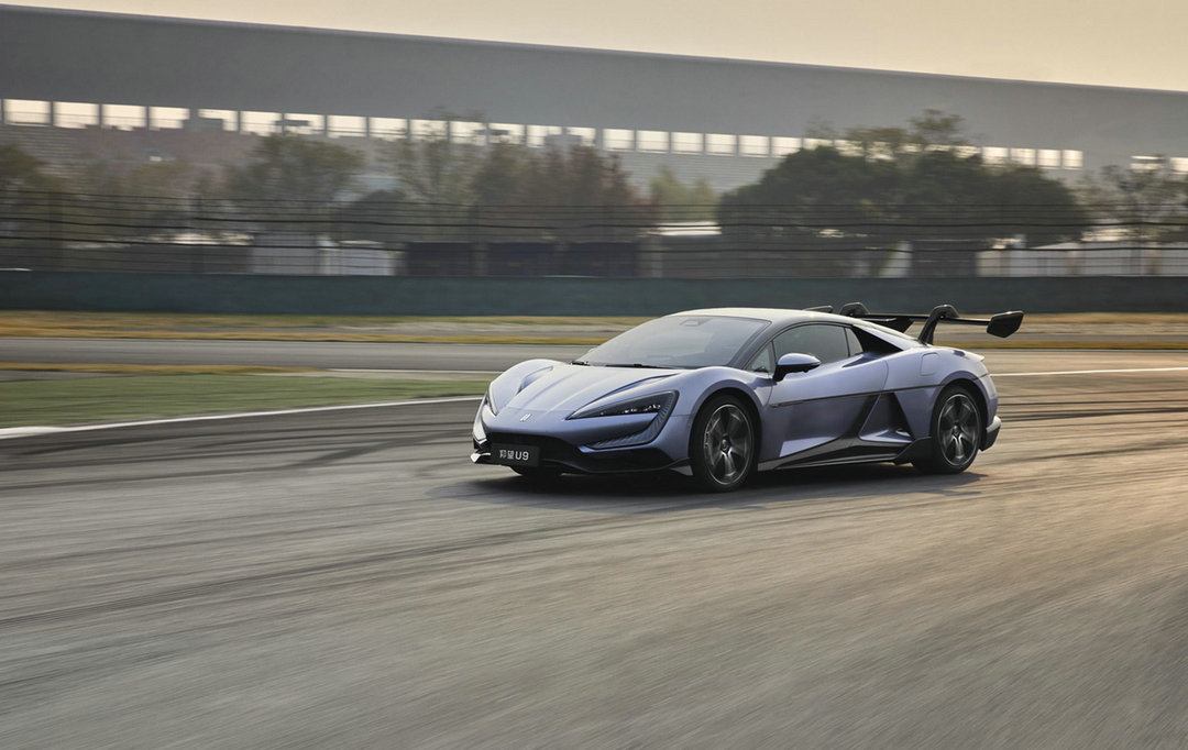 Yangwang U9 in Motion: Dynamic Photo