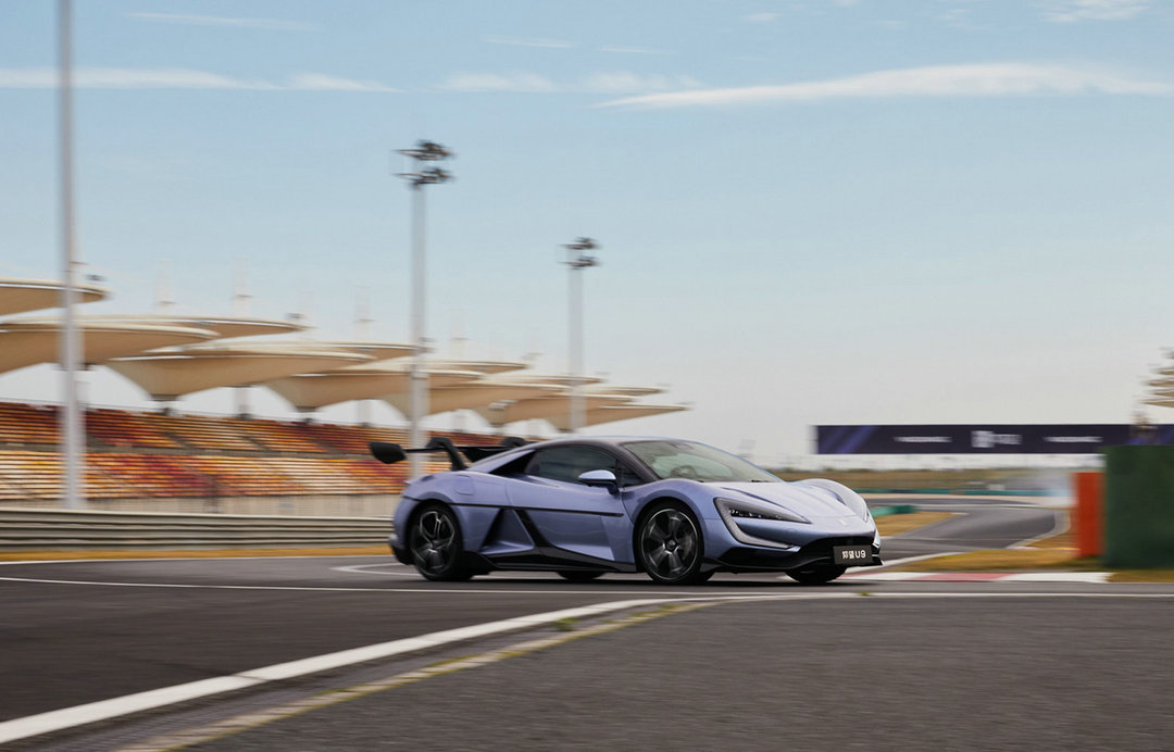 Yangwang U9 in Motion: Dynamic Photo