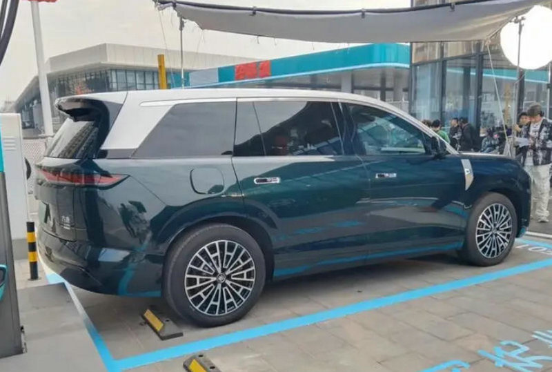 BYD Da Tang Side View