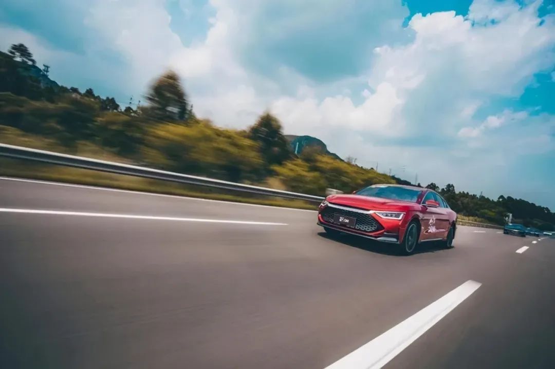 How is the power performance of BYD DMI at high speeds above 120km/h?