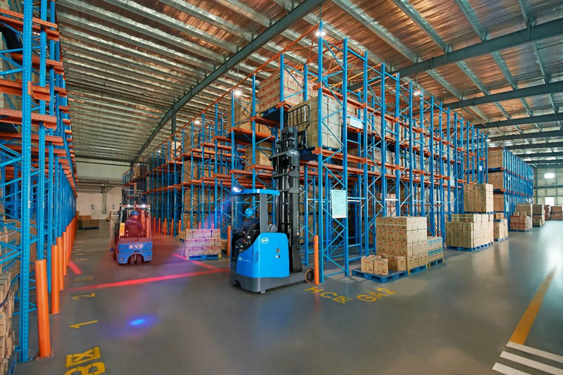 BYD forklift in warehouse operation