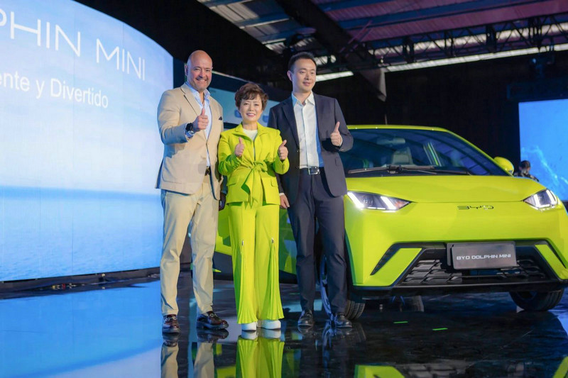 Li Tie, General Manager of BYD Brazil, and others