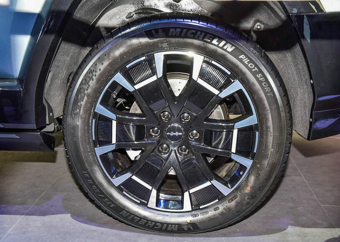 BYD FCB 8 Wheel hub