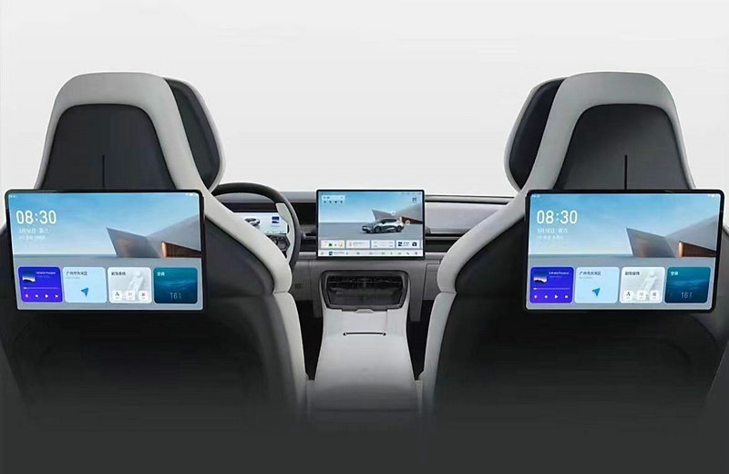 Lynk&Co 07 EMP interior - multiple screens